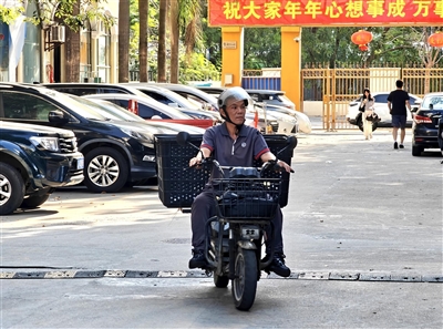 创元网 快递小哥谢坤洲：平凡岗位上的暖心力量